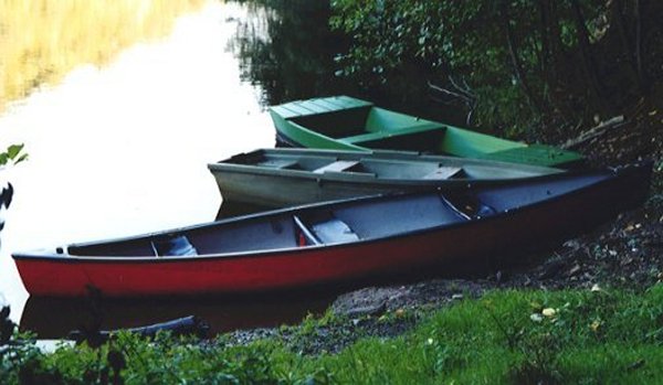 Une invitation à s'attarder sur le lac : barque ou canoë ?